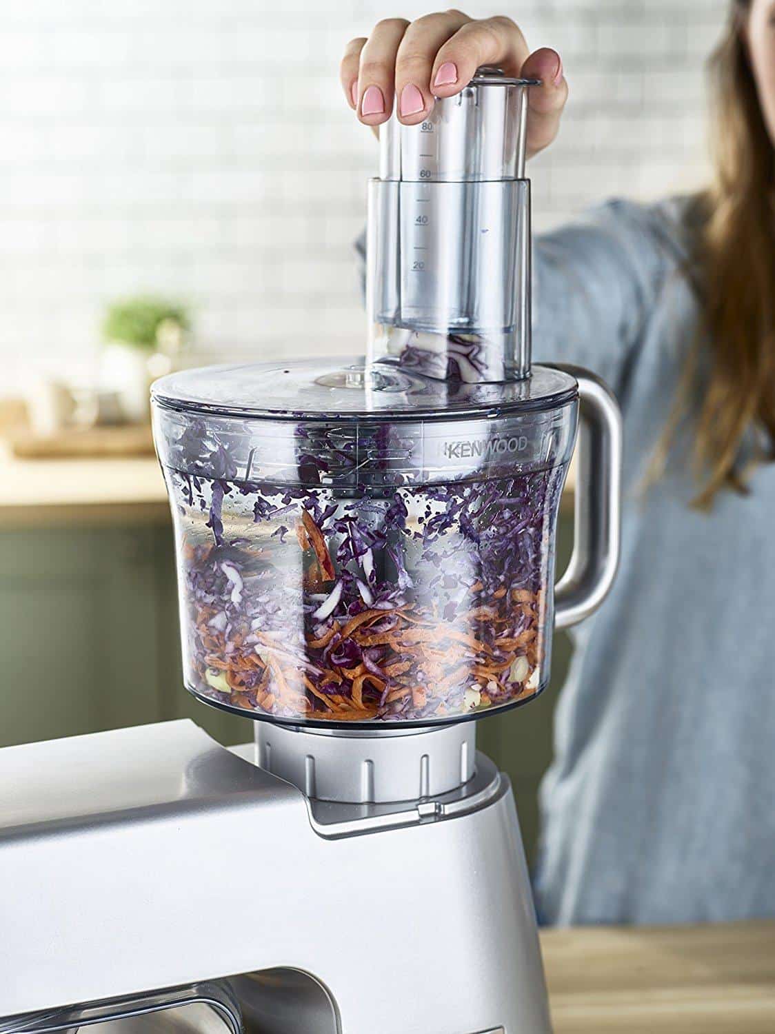 chica usando el robot de cocina Chef Elite de Kenwood