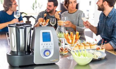 robot de cocina y personas comiendo