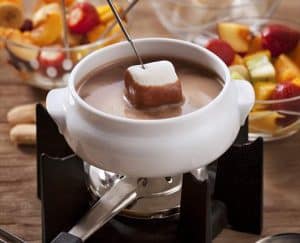 comer fondue de chocolate