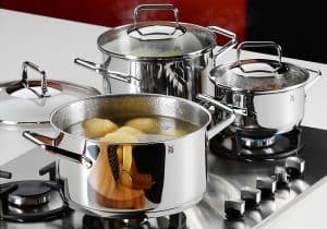batería de cocina en los fogones