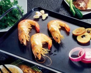 cocinar gambas en una plancha de cocina 