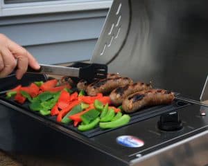 persona cocinando en una barbacoa electrica