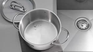 limpiar una olla de cocina