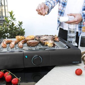 hombre cocinando con una parrilla eléctrica