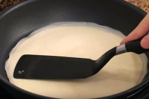 hacer crepe en una sartén de crepes 