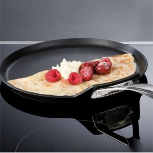sartén de crepes con un crepe
