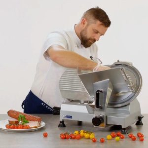 persona usando una cortadora de fiambre