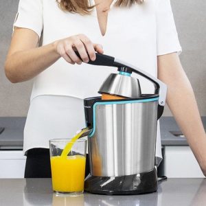 mujer usando un exprimidor de zumo