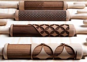 varios rodillos de cocina de madera