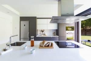 campana extractora en una isla de cocina