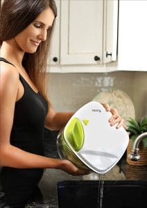 mujer usando una centrifugadora para ensalada