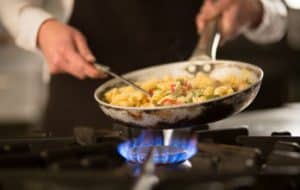 cocinero usando una cocinas de gas 