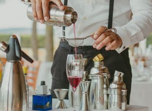 persona preparando bebidas con una coctelera