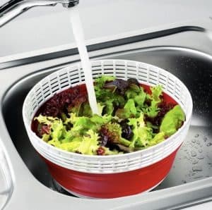 agua en una centrifugadora para ensalada