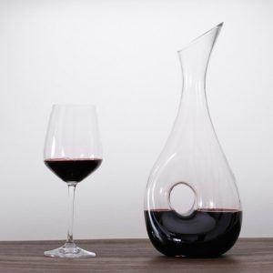 decantador y copa de vino