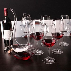varias copas y un decantador de vino
