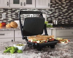 máquina de paninis en la cocina
