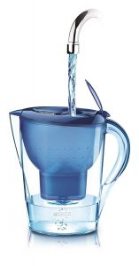 jarra de agua filtrada azul