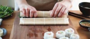 hacer sushi con un kit de preparación de sushi
