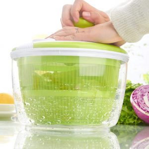 usar una centrifugadora para ensalada
