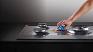 persona limpiando una cocina de gas