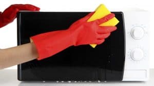 limpiar un horno microondas