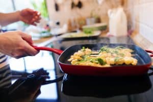 cocinar con una sartén en una placa de inducción 