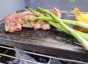 comida en una plancha grill con piedra