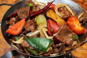 alimentos en un wok eléctrico 