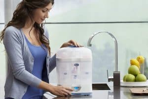 mujer con un esterilizador eléctrico