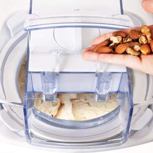 usar una máquina para hacer helado 