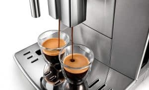 cafetera con molinillo en marcha