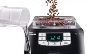 poner agua en una cafetera con molinillo