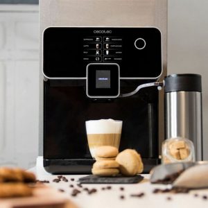 cafetera moderna con accesorios